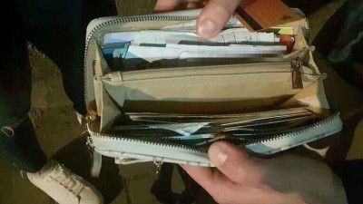 Baťoh zapomněla na lavičce v z&aacute;meck&eacute; zahradě, str&aacute;žn&iacute;ci ho vyp&aacute;trali d&iacute;ky kamer&aacute;m