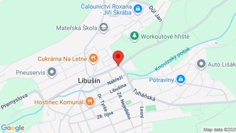 Nehoda v Libušíně. Řidička narazila do náklaďáku