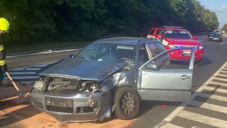 V pondělí odpoledne havarovalo osobní a nákladní auto na výjezdu z Kladna