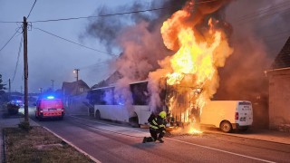 V obci Malé Přítočno vzplál autobus. Požár uzavřel ulici