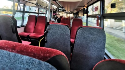 V Kladně si seniorka zlomila nohu při vystupování z autobusu, policie hledá svědky