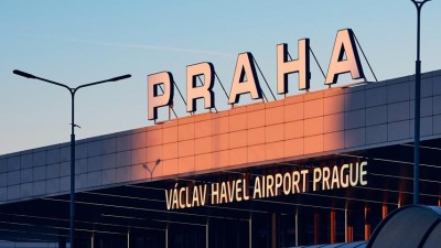 Kolem letiště se pátrá po motorkářovi. Vjel na plochu