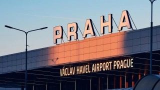 Kolem letiště se pátrá po motorkářovi. Vjel na plochu