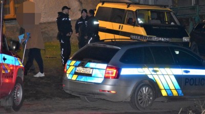V Doksech na Kladensku se s noži v ruce poprali dva muži, policisté jednoho postřelili