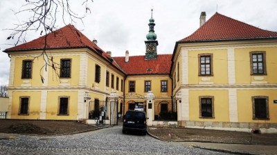 Manželé Hankeovi vystavují v Kladenském zámku vše o sestrách Válových