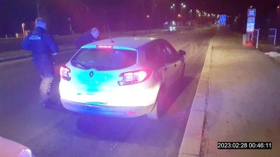 Strážníci na noční směně zajistili kradené auto, uvnitř byl uživatel drog