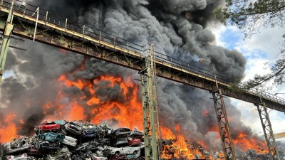 AKTUALIZUJEME. Na Kladně v areálu Kovošrotu hoří. Zranili se hasiči