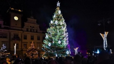 VIDEO: Zaplněné kladenské náměstí sledovalo rozsvícení Pohádkového vánočního stromu