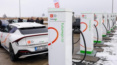 Stojan č&iacute;slo 1000 na nab&iacute;jen&iacute; elektromobilů stoj&iacute; v Tuchoměřic&iacute;ch