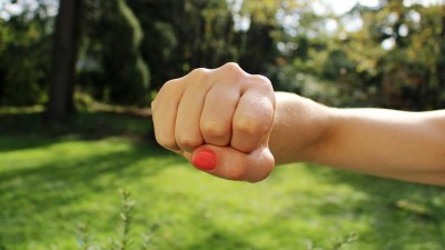 U nemocnice mlátila žena tmavé pleti jinou ženu. Neviděli jste tento incident? Policie hledá svědky