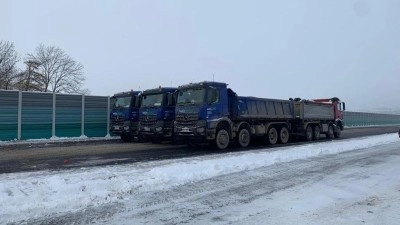 VIDEO: Na největším mostě stavby D7 u Chlumčan se prováděly zátěžové zkoušky. Kdy se po něm projedou první auta?