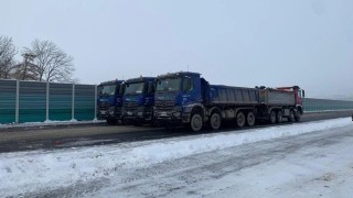 Na největším mostě stavby D7 u Chlumčan se prováděly zátěžové zkoušky. Kdy se po něm projedou první auta?