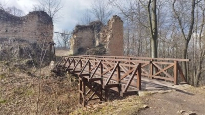 Tip na výlet k sousedům: Hrad Pravda měl unikátní obranný systém. Už jako zřícenina byl oblíbeným místem táborů lidu