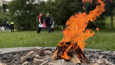 U švermovské ubytovny pálili nábytek