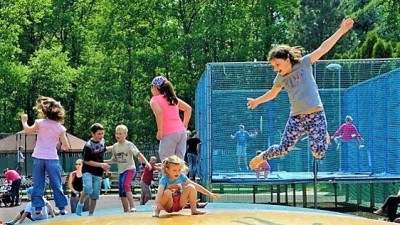 Dnes se v Kladně na Sletišti otevřel trampolínový park