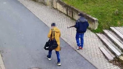 Strážníci vypátrali muže, kteří se po Kladně pohybovali s dlouhou zbraní