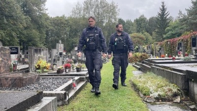 Bezpečnost i dopravu u hřbitovů o „dušičkách“ ohlídají kladenští strážníci