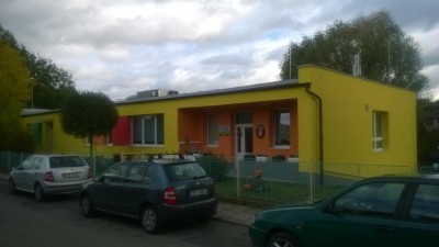 Kraj zaplat&iacute; parkov&aacute;n&iacute; u mateřinky v Hrdl&iacute;vi a autobusovou zast&aacute;vku v Z&aacute;kolanech