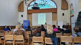 Třetina romských žáků nedokončí základku. Konference na Kladně řešila, jak jim pomoci