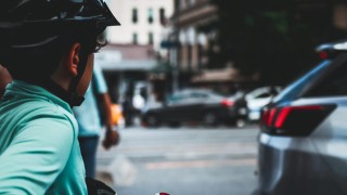 Starostka Černuce sdílí zprávu o tom, že někdo lákal dítě do auta. S policií nespolupracují