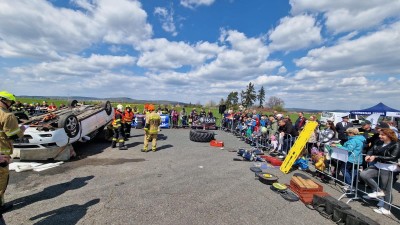 Návštěvníci na vlastní oči viděli, jak se zachraňují zranění lidé ze zdemolovaných aut při dopravních nehodách