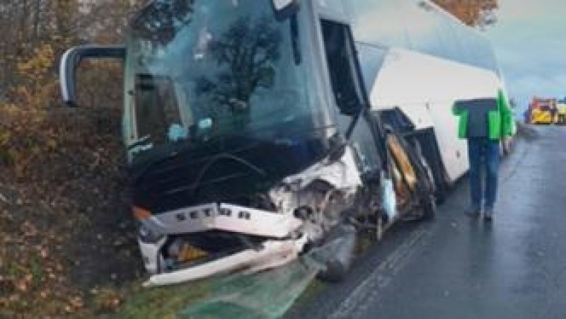 U nehody autobusu a osobního auta u Smečna zasahoval vrtulník