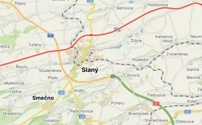 Na silnici na Slaný havaroval náklaďák a dva osobáky