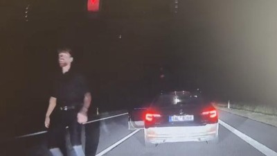 Muž vybrzdil policistu v civilu, zastavil a šel ho vychovávat. Pak zbaběle utekl