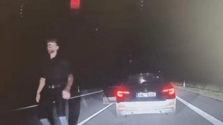 Muž vybrzdil policistu v civilu, zastavil a šel ho vychovávat. Pak zbaběle utekl
