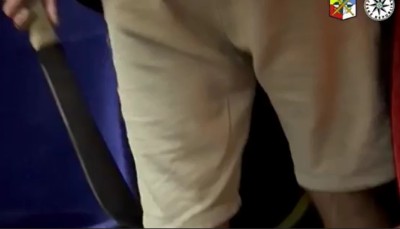 VIDEO: VIDEO. Muž vytáhl v autobuse mačetu