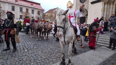 VIDEO: V doprovodu své družiny projel Kladnem Mikuláš na koni