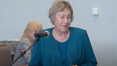 Město chce prodat pozemek v Ostrovci proti Coopu architektovi Havlujovi. Místní sepsali petici