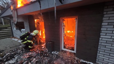 V Hřešicích hořela v neděli ráno chata