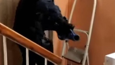 VIDEO: Kladenští policisté beranidlem udělali dealerům ranní budíček