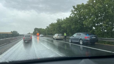 Liják způsobil nehodu. Na dálnici na Slaný dostala dvě auta smyk