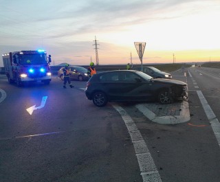 U Žižic zasahovali ráno hasiči. Bouračka osobáku a dvou nákladních aut