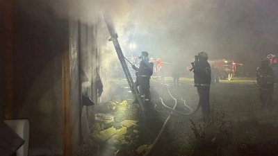 Vzňal se nákladní vůz i dřevostavba rodinného domu
