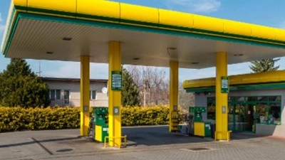 U čerpací stanice Koloc Oil se střetla dvě auta