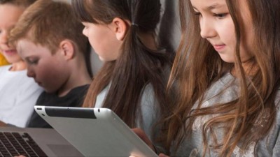 Školy ve Středočeském kraji budou mít finance na pořízení digitálních technologií pro znevýhodněné děti