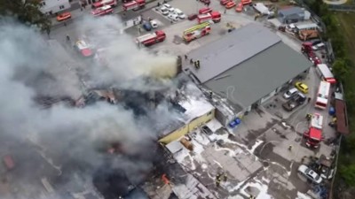 VIDEO: Hasiči zveřejnili záběry z dronu z požáru skladu olejů a autodílů na Kladně a uvedli, jak probíhal zásah ve zvláštním poplachovém stupni