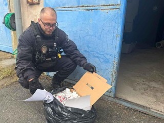 K autobusov&eacute; zast&aacute;vce v Kročehlavech někdo odložil bednu se zhruba 300 injekčn&iacute;mi stř&iacute;kačkami