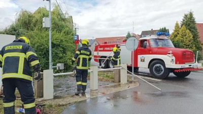 Lijáky zaměstnaly hasiče. Ve Stehelčevsi hlídali potok