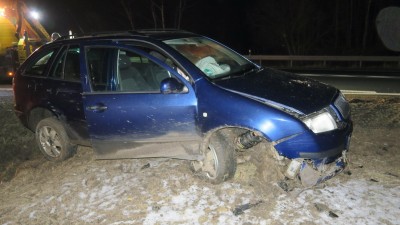 Na Kladensku havarovala mladá řidička. Policie hledá šoféra, který ji vozem ohrozil