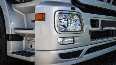 Nákladní auto se srazilo s osobním vozem na křižovatce ulic na Kladně