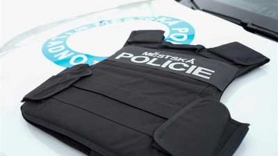 Měli je během chvilky. Strážníci chytili čtyři mladíky, co vykradli auto