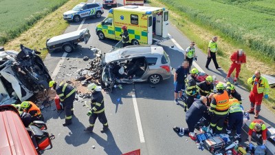 VIDEO: K vážnému střetu dvou aut u Křečhoře letěly dva vrtulníky a jela sanitka, situaci zkomplikovala další kolize