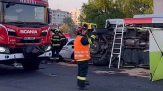 Dopravní nehoda tří vozidel si vyžádala několik zraněných
