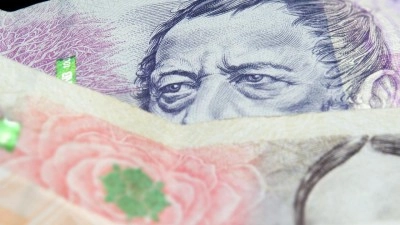 Nemáte ji v peněžence? V oběhu jsou ještě miliony neplaných bankovek. Čas na jejich výměnu je už jen pár dnů