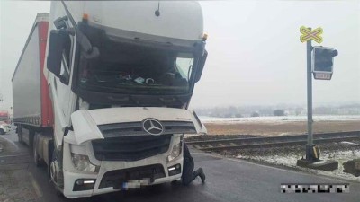 Na železničn&iacute;m přejezdu u pek&aacute;ren uv&iacute;zl kamion, str&aacute;žn&iacute;ci odkl&aacute;něli dopravu
