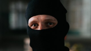 Ozbrojený taserem a nožem a zřejmě pod vlivem. Ve Wednesbury pokřikoval, zasahli strážníci